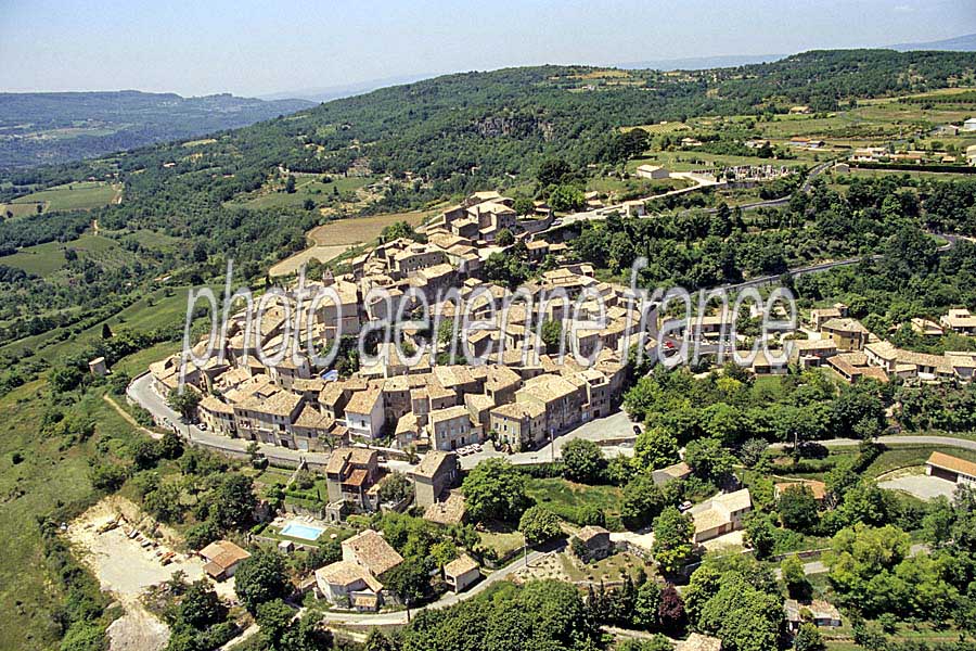 84viens-1-e95 - Photo aérienne Viens (1) - Vaucluse : PAF
