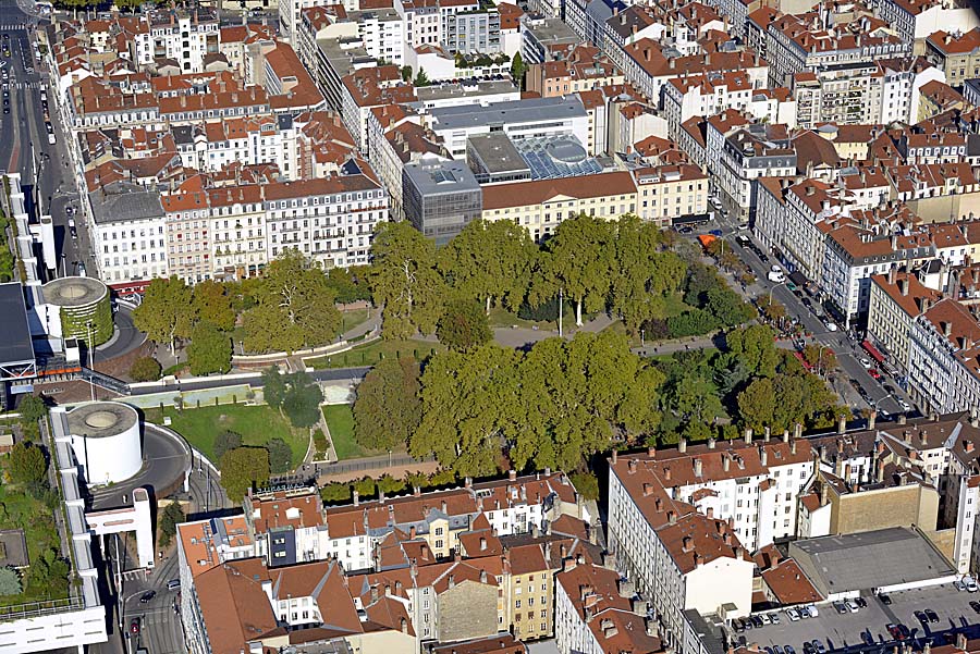 69lyon-198-0917