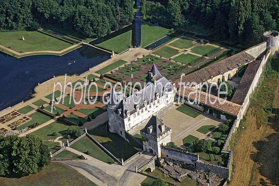 17la-roche-courbon-chateau-2-e95