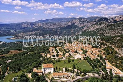 Vue aérienne d'Aiguines, Alpes-de-Haute-Provence