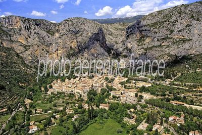 Moustiers-Sainte-Marie vu du ciel — photo aérienne des…