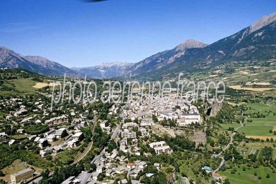 Embrun vu du ciel — photo aérienne des Hautes-Alpes