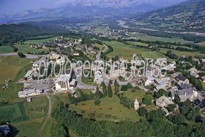 Vue aérienne de Saint-Léger-les-Mélèzes, Hautes-Alpes