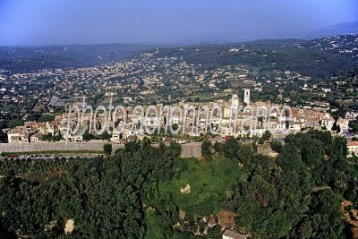 Saint-Paul-de-Vence vu du ciel — photo aérienne des…