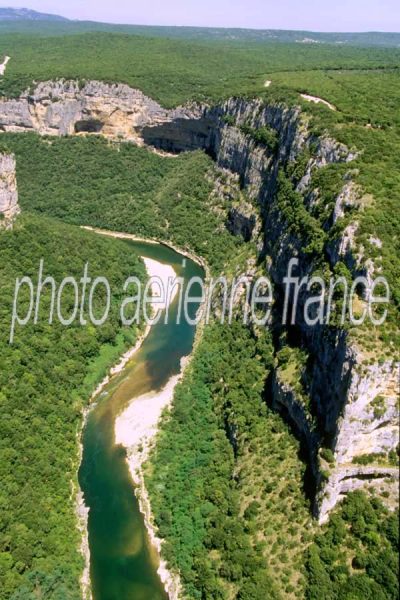 Vallon-Pont-d'Arc vu du ciel — photo aérienne de l'Ardèche