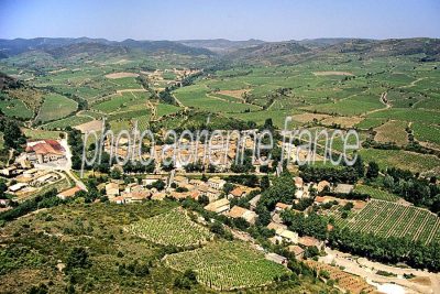 Vue aérienne de Villeneuve-les-Corbières, Aude
