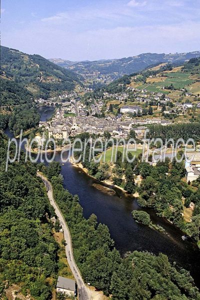 Entraygues-sur-Truyère vu du ciel — photo aérienne de l'Aveyron