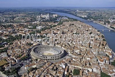 Photo aérienne Arles Bouches-du-Rhône : arènes