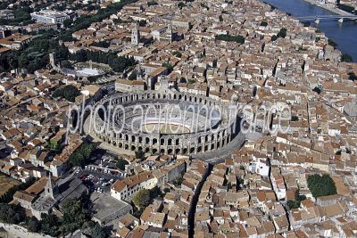Arles vu du ciel — photo aérienne des Bouches-du-Rhône