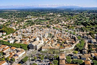 Saint-Rémy-de-Provence vu du ciel — photo aérienne des…