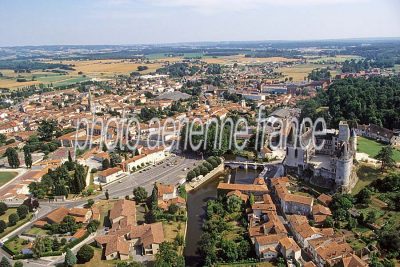 La Rochefoucauld vu du ciel — photo aérienne de la Charente