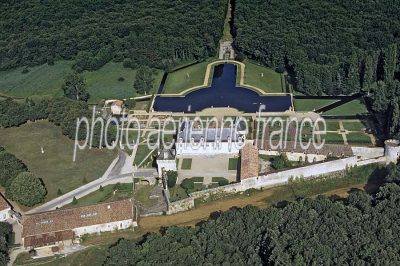 Vue aérienne de La Roche Courbon Chateau, Charente-Maritime
