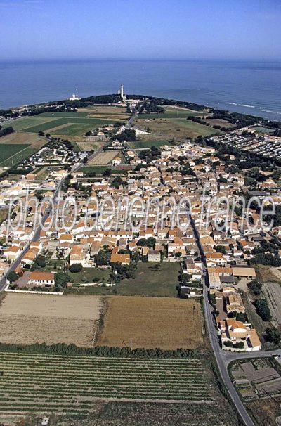 Photo aérienne de Saint-Clément-des-Baleines (17)…