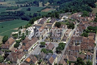 Domme vu du ciel — photo aérienne de la Dordogne