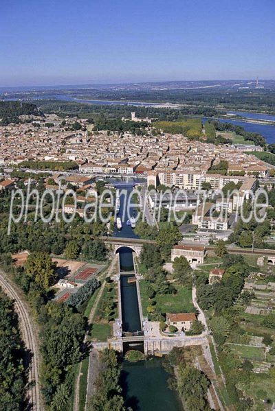 Beaucaire vu du ciel : canal du rhone à sete — Gard