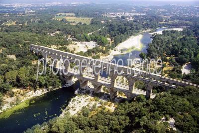 Remoulins vu du ciel — photo aérienne du Gard