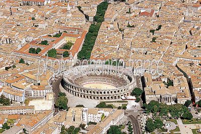 Nîmes vu du ciel — photo aérienne du Gard