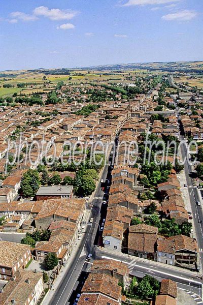 Villefranche-de-Lauragais vu du ciel — photo aérienne de la…