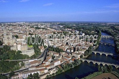 Béziers vu du ciel — photo aérienne de l'Hérault
