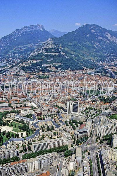 Vue aérienne de Grenoble, Isère — Grenoble: la Bastille