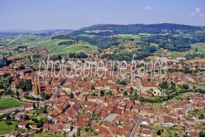 Arbois vu du ciel — photo aérienne du Jura